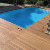 Contour piscine lames bois exotique